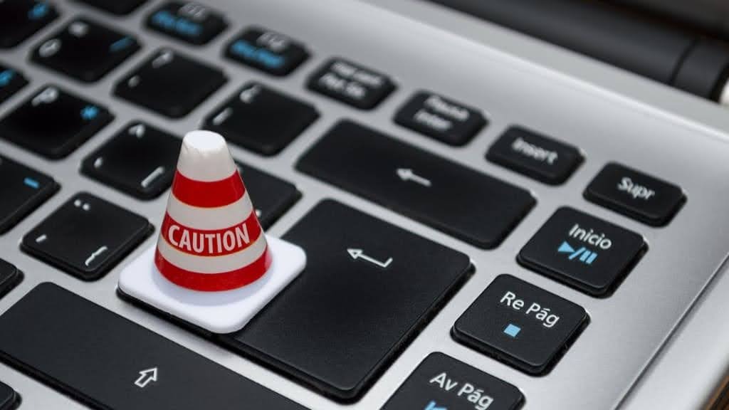 キーボードの上にパイロン