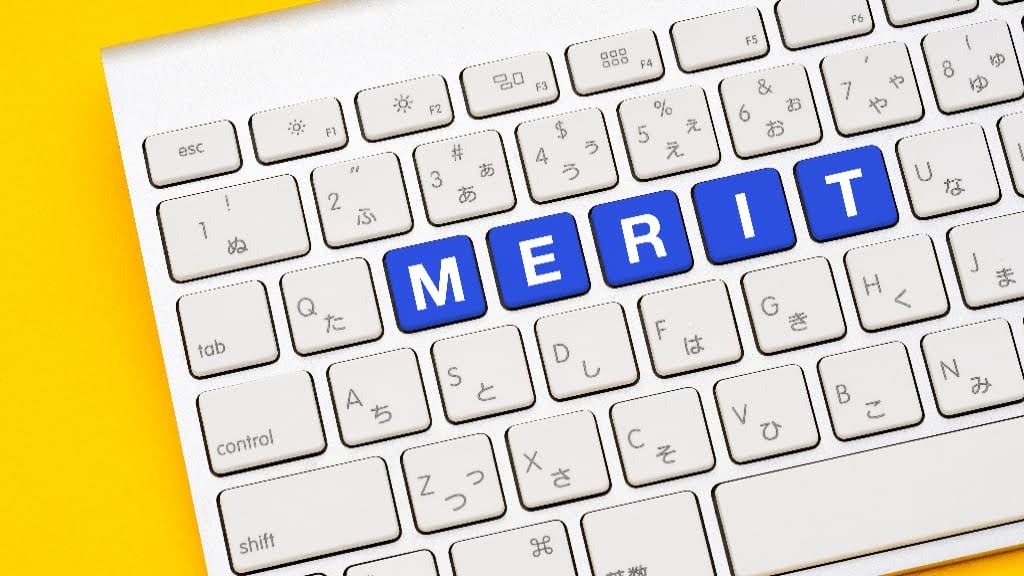 MERITと書かれたキーボード