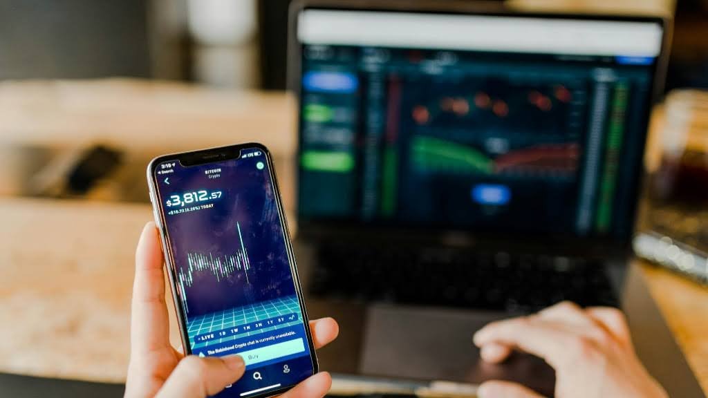 スマホで為替取引をしている人