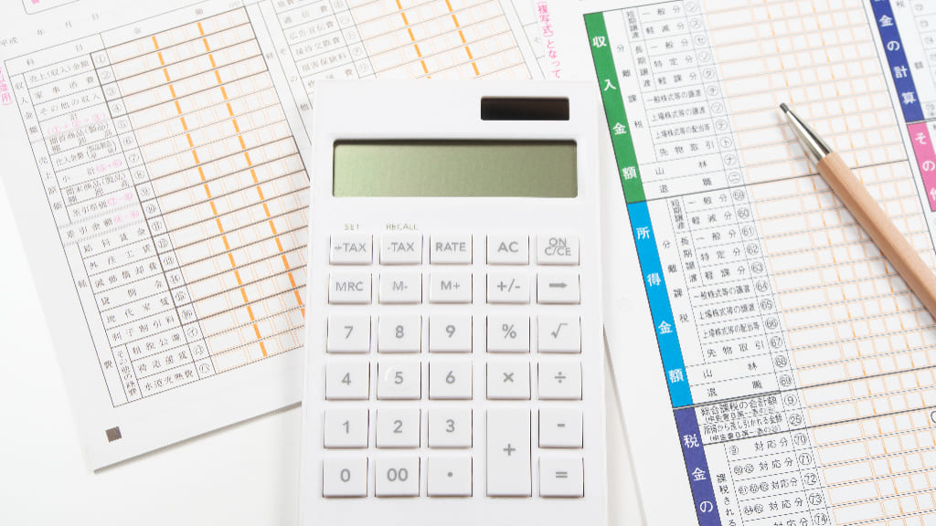 確定申告書類と電卓