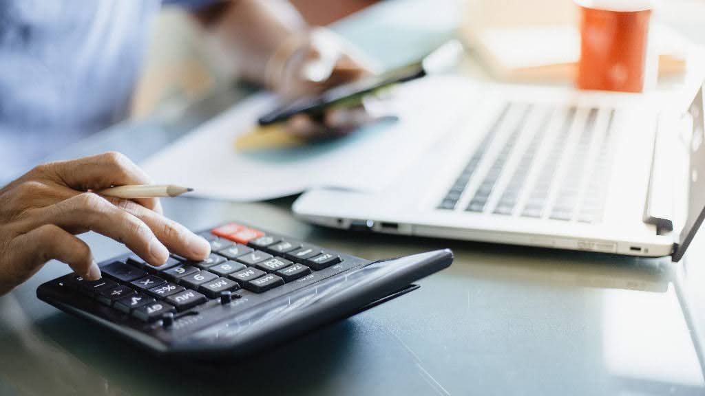 電卓をたたく人