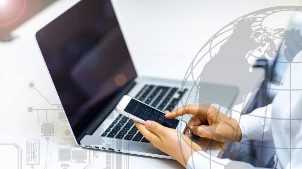 スマホを触っている男性