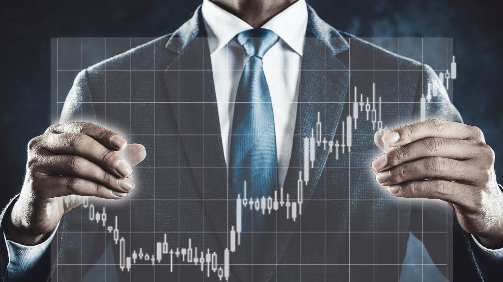 チャートに両手をかざす人